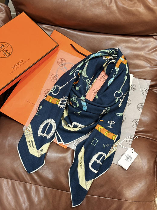 秋冬特惠💰420 爱马仕围巾 羊绒新款 买了都说好看 推荐 爱马仕双面同色羊绒方巾 商品图5