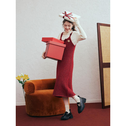 两三事 微茸蔷薇 2026春季新款立体手钩花吊带裙毛织连衣裙 商品图3