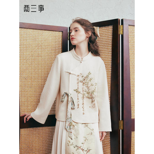 两三事 风月入怀 2026春季新款新中式立领盘扣印花绑带绑带t恤女 商品图0