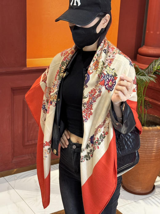 秋冬特惠💰420 爱马仕围巾 “华丽的缰辔花卉版”丝毛方巾【丝毛双面同色披肩】手工卷边丝毛方巾 商品图1