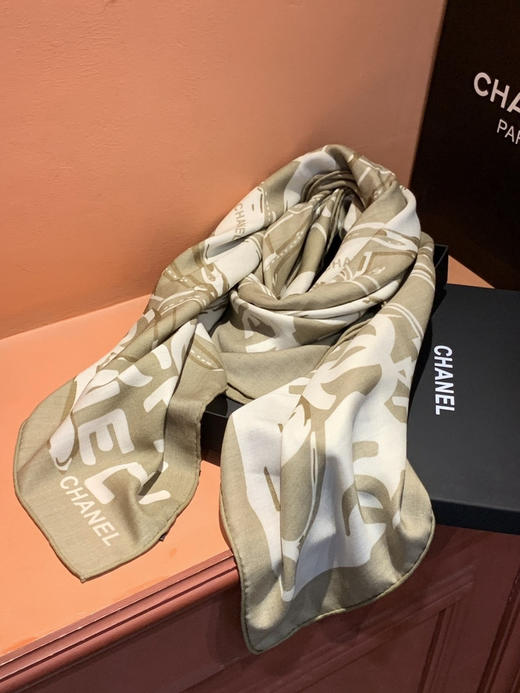 秋冬特惠💰430 香奈儿围巾【双面同色丝绒披肩】
此系列谱写一曲自由轻灵的赞歌 商品图4