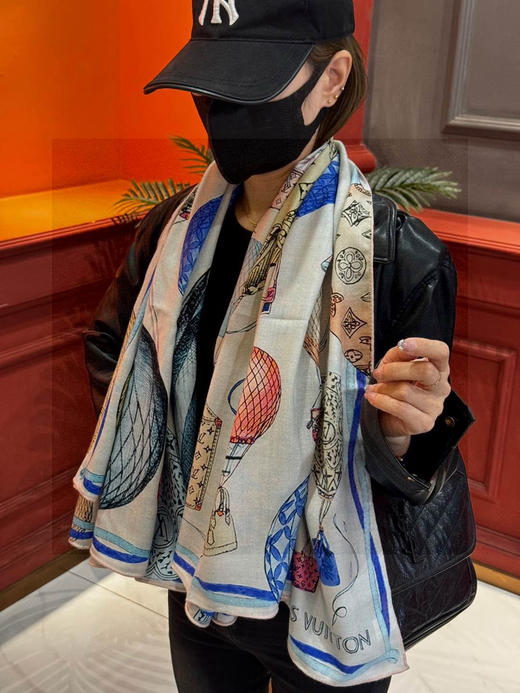秋冬特惠💰420 LV围巾【双面同色】Lv140cm丝绒方巾《热气球》本款方巾全新加入 and Away 系列 商品图1