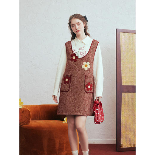 两三事 莓果花园 2026春季新款可爱手工钩花毛呢短款背心裙连衣裙 商品图3