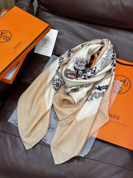 秋冬特惠💰420 爱马仕围巾 “华丽的缰辔花卉版”丝毛方巾【丝毛双面同色披肩】手工卷边丝毛方巾 商品图6
