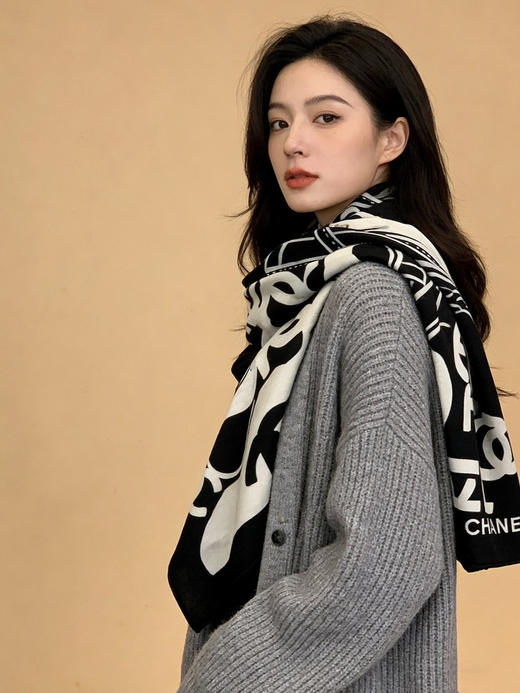 秋冬特惠💰430 香奈儿围巾【双面同色丝绒披肩】
此系列谱写一曲自由轻灵的赞歌 商品图1
