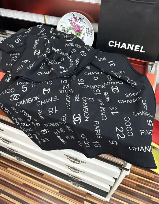 秋冬特惠💰400 香奈儿围巾【双面同色字母印花】太美了 经典茶花帽子 设计优雅风~ 商品图4