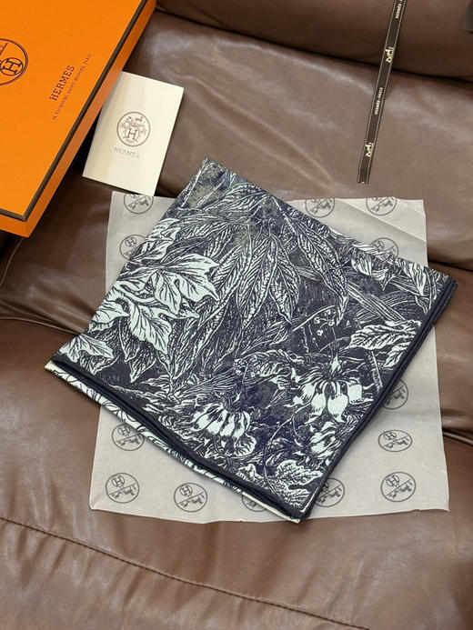 秋冬特惠💰420 爱马仕围巾 秋冬抢先 上新【双面同色丝毛方巾】手工卷边山羊绒和真丝混纺披肩 商品图4