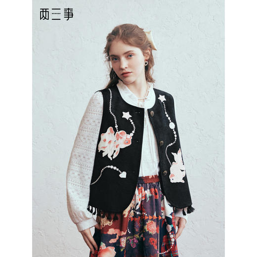 两三事 浮沉游影 2026春季新款复古金鱼刺绣流苏下摆马甲女宽松 商品图0