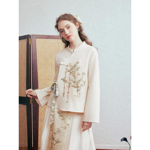 两三事 风月入怀 2026春季新款新中式立领盘扣印花绑带绑带t恤女 商品图1