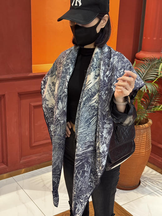 秋冬特惠💰420 爱马仕围巾 秋冬抢先 上新【双面同色丝毛方巾】手工卷边山羊绒和真丝混纺披肩 商品图0