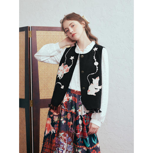 两三事 浮沉游影 2026春季新款复古金鱼刺绣流苏下摆马甲女宽松 商品图1