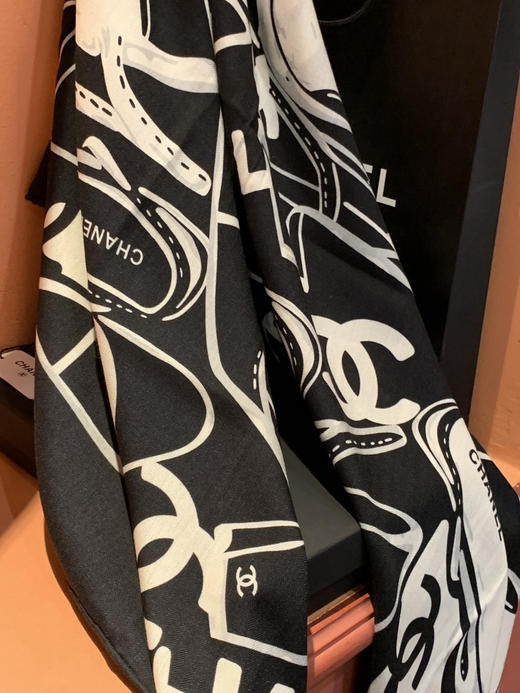 秋冬特惠💰430 香奈儿围巾【双面同色丝绒披肩】
此系列谱写一曲自由轻灵的赞歌 商品图5