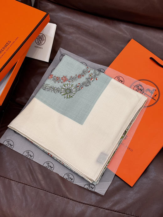 秋冬特惠💰420 爱马仕围巾 “华丽的缰辔花卉版”丝毛方巾【丝毛双面同色披肩】手工卷边丝毛方巾 商品图4