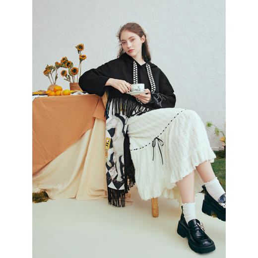 两三事梵高文艺岁华沉绛2026春季新款流苏裙摆印花开衩连帽连衣裙 商品图3