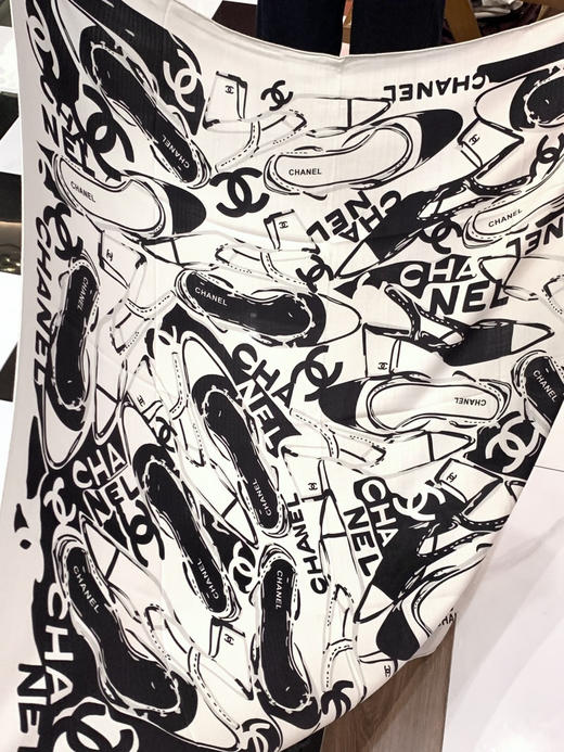 秋冬特惠💰430 香奈儿围巾【双面同色丝绒披肩】
此系列谱写一曲自由轻灵的赞歌 商品图7