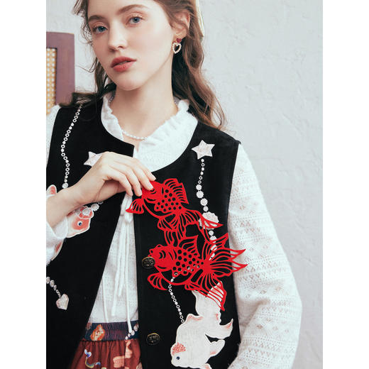 两三事 浮沉游影 2026春季新款复古金鱼刺绣流苏下摆马甲女宽松 商品图2