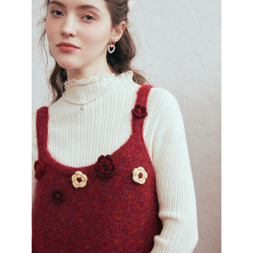 两三事 微茸蔷薇 2026春季新款立体手钩花吊带裙毛织连衣裙 商品图2