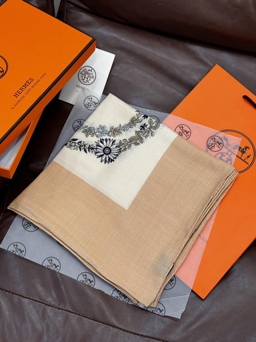 秋冬特惠💰420 爱马仕围巾 “华丽的缰辔花卉版”丝毛方巾【丝毛双面同色披肩】手工卷边丝毛方巾 商品图4