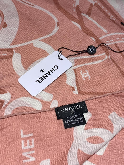 秋冬特惠💰430 香奈儿围巾【双面同色丝绒披肩】
此系列谱写一曲自由轻灵的赞歌 商品图5