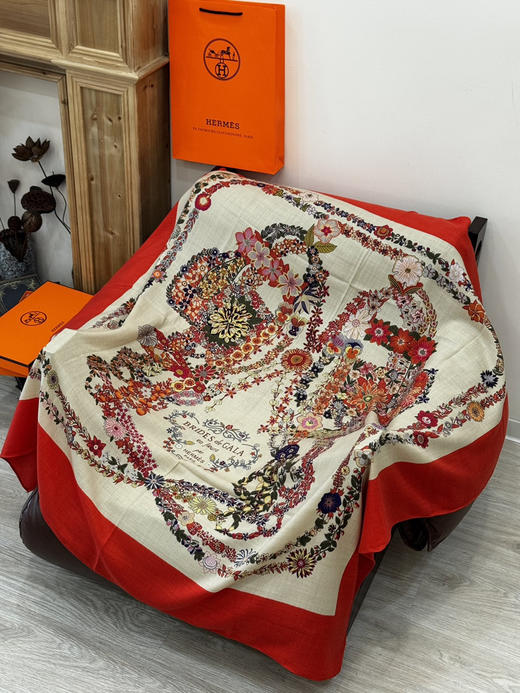 秋冬特惠💰420 爱马仕围巾 “华丽的缰辔花卉版”丝毛方巾【丝毛双面同色披肩】手工卷边丝毛方巾 商品图7