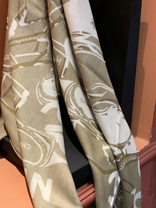 秋冬特惠💰430 香奈儿围巾【双面同色丝绒披肩】
此系列谱写一曲自由轻灵的赞歌 商品图6