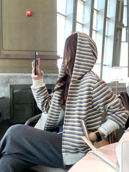 <曾小咸推荐>现货秒杀 ！微信超特价！复古条纹连帽外套 日常249.99 立减100 秒杀149.99！！ 毛织休闲裤  秒杀79.99！！ 商品图9