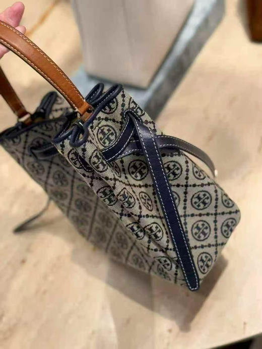 折扣🉐2980￥🇺🇸直邮，各大明星都在背〰️Tory Burch专柜Romy小号水桶包，藏蓝色奶灰色老花logo拼皮 商品图1