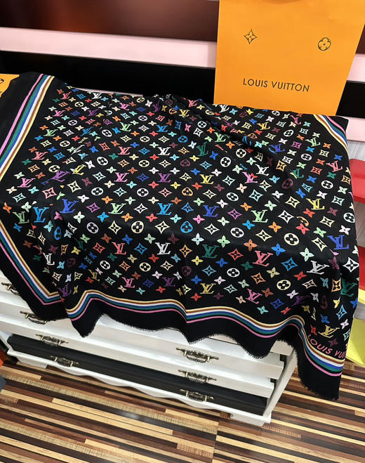 秋冬特惠💰370 LV围巾 新款 真心赞【戒指绒长巾】实物真心美 披肩配以印花 商品图5