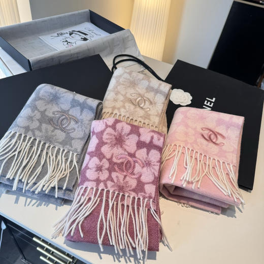 秋冬特惠💰280 香奈儿围巾 喜欢有颜值，高质量的亲可入手，名媛单品，无论怎么搭配都是满满的气质感 商品图1