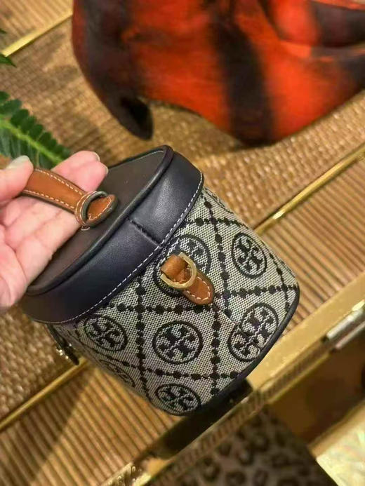 美国现货￥2850🇺🇸直邮，tb专柜新款monogram藏蓝色老花，化妆包盒子包，手拎单肩斜挎都可以，🉑放大手机📱 商品图1