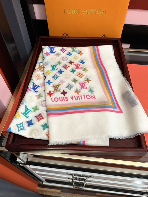 秋冬特惠💰370 LV围巾 新款 真心赞【戒指绒长巾】实物真心美 披肩配以印花 商品图2