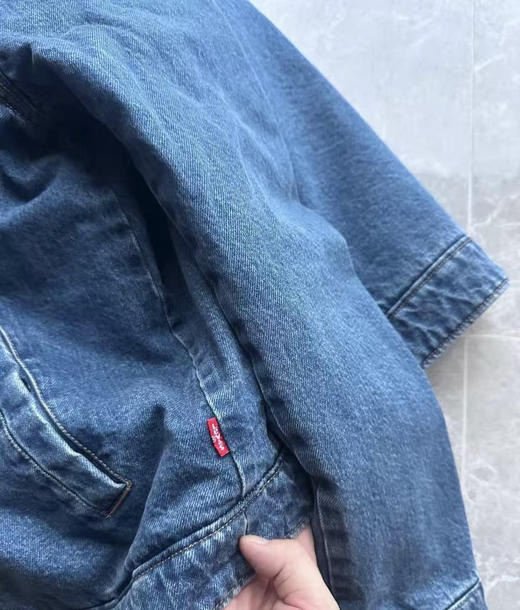 全新正品Levis美版25年新款牛仔水洗可拆卸毛领夹棉底特律夹克棉服
25年新款 吊牌价225美金的新款棉服
颜值很高的底特律款 毛领可拆卸 重水洗工艺
两个色，尺码S-2XL 商品图6