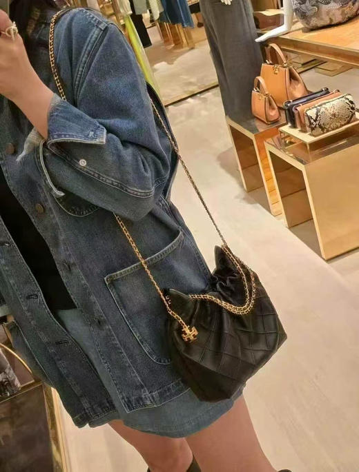 💰3480✈️直邮，Tory burch专柜黑色mini垃圾袋，fleming软皮抽绳背包，可任意斜挎手提肩背，软羊皮超级有质感⚠️ 商品图8