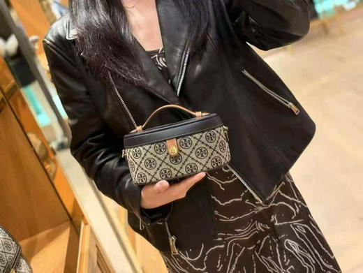 美国现货￥2850🇺🇸直邮，tb专柜新款monogram藏蓝色老花，化妆包盒子包，手拎单肩斜挎都可以，🉑放大手机📱 商品图4