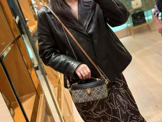 美国现货￥2850🇺🇸直邮，tb专柜新款monogram藏蓝色老花，化妆包盒子包，手拎单肩斜挎都可以，🉑放大手机📱 商品图6