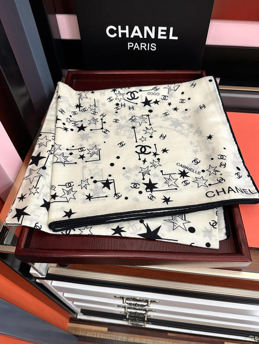 秋冬特惠💰390 新款香奈儿围巾 星星涂鸦【双面同色】经典设计优雅风 商品图2