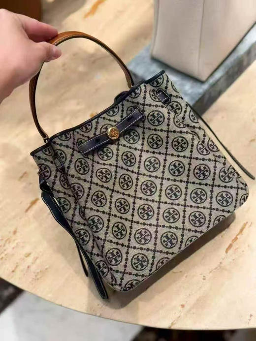 折扣🉐2980￥🇺🇸直邮，各大明星都在背〰️Tory Burch专柜Romy小号水桶包，藏蓝色奶灰色老花logo拼皮 商品图0