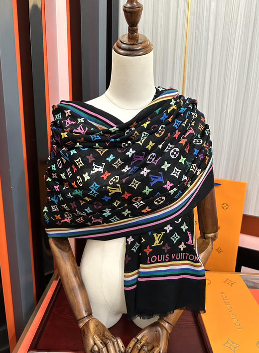 秋冬特惠💰370 LV围巾 新款 真心赞【戒指绒长巾】实物真心美 披肩配以印花 商品图7