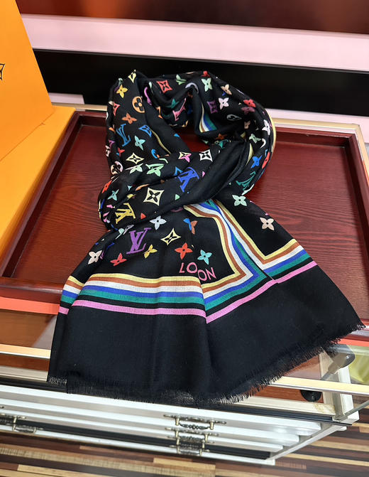 秋冬特惠💰370 LV围巾 新款 真心赞【戒指绒长巾】实物真心美 披肩配以印花 商品图4