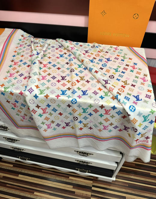 秋冬特惠💰370 LV围巾 新款 真心赞【戒指绒长巾】实物真心美 披肩配以印花 商品图5