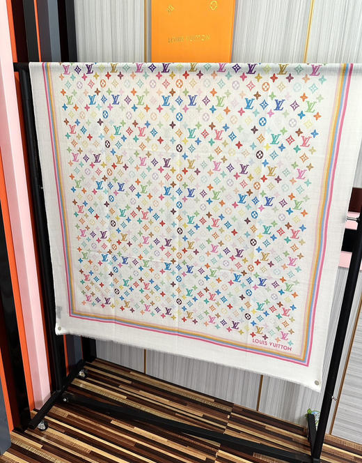 秋冬特惠💰370 LV围巾 新款 真心赞【戒指绒长巾】实物真心美 披肩配以印花 商品图8