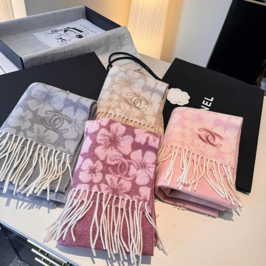 秋冬特惠💰280 香奈儿围巾 喜欢有颜值，高质量的亲可入手，名媛单品，无论怎么搭配都是满满的气质感 商品图1