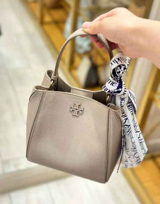 ¥2350🇺🇸直邮，Tory Burch专柜新颜色Mcgraw系列小号变形水桶包 ，陶土灰色 ，🉑手提🉑斜挎 商品图2