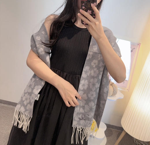 秋冬特惠💰280 香奈儿围巾 喜欢有颜值，高质量的亲可入手，名媛单品，无论怎么搭配都是满满的气质感 商品图0