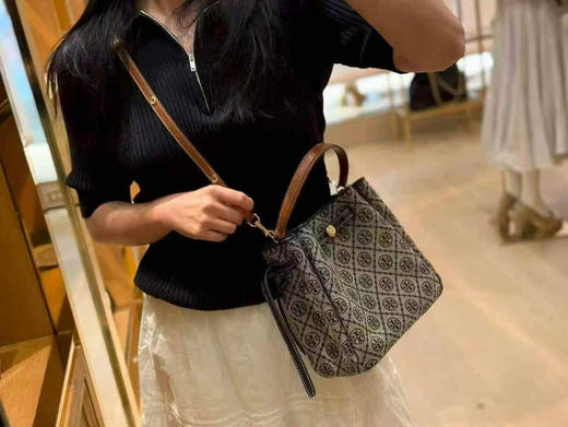 折扣🉐2980￥🇺🇸直邮，各大明星都在背〰️Tory Burch专柜Romy小号水桶包，藏蓝色奶灰色老花logo拼皮 商品图6