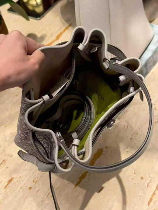 折扣🉐2980￥🇺🇸直邮，各大明星都在背〰️Tory Burch专柜Romy小号水桶包，藏蓝色奶灰色老花logo拼皮 商品图11