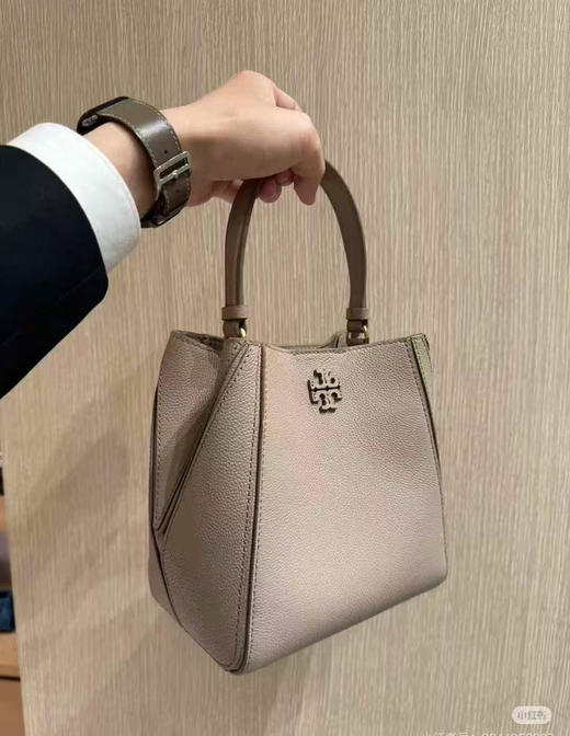¥2350🇺🇸直邮，Tory Burch专柜新颜色Mcgraw系列小号变形水桶包 ，陶土灰色 ，🉑手提🉑斜挎 商品图1