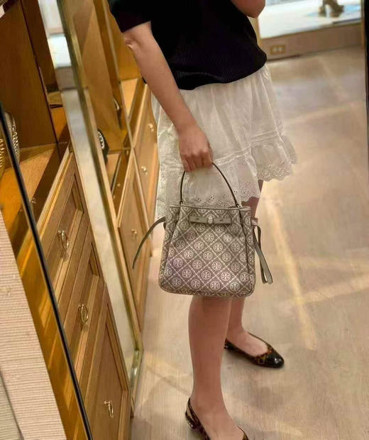 折扣🉐2980￥🇺🇸直邮，各大明星都在背〰️Tory Burch专柜Romy小号水桶包，藏蓝色奶灰色老花logo拼皮 商品图9