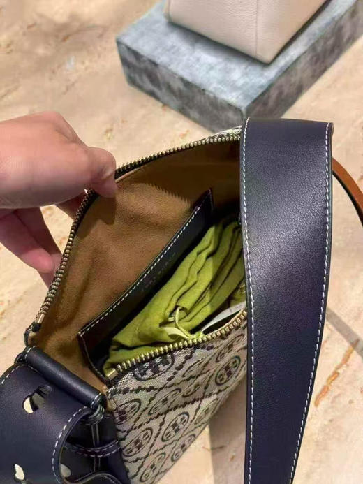 折扣🉐¥2280直邮到手！Tory Burch 专柜最新款Romy小号腋下包，高级又简约的一款，宽版腋下肩带可以调节长短 商品图3