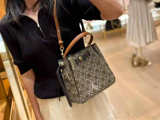 折扣🉐2980￥🇺🇸直邮，各大明星都在背〰️Tory Burch专柜Romy小号水桶包，藏蓝色奶灰色老花logo拼皮 商品图5